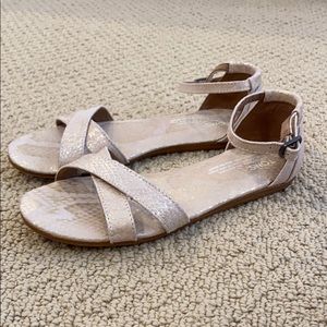 Toms sandals with straps size 6.5